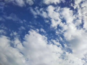 青空に浮かぶいくつもの雲