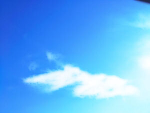 空と小さな雲